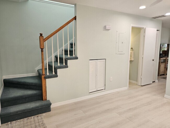 Building Photo - Seasonal Short-Term Townhouse on Venice Island close to Venice Beach!