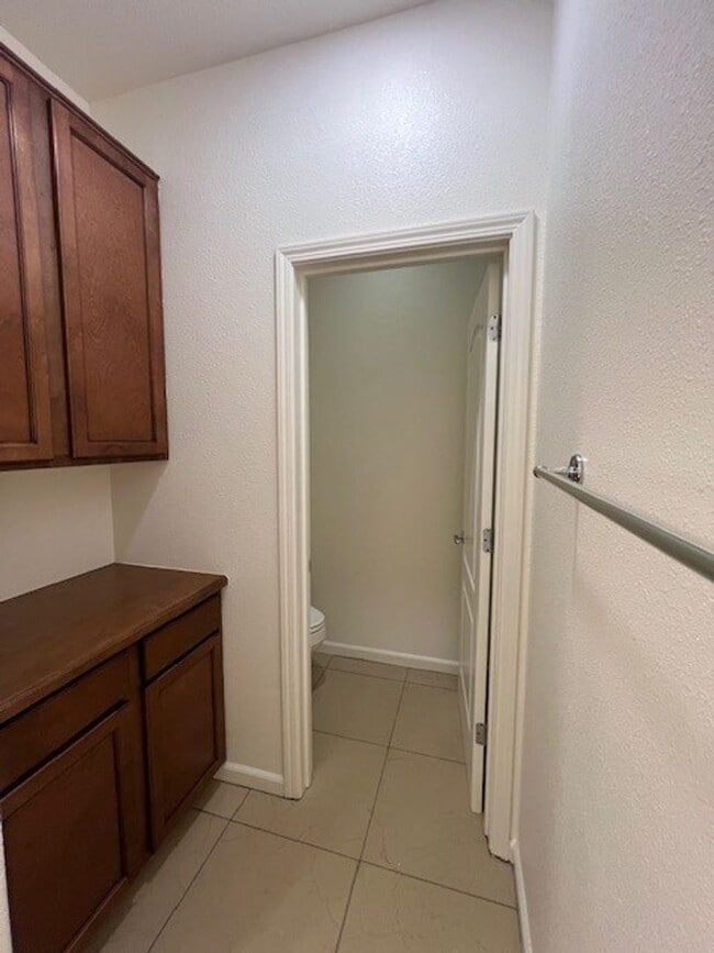 Building Photo - Gorgeous 3 Bed/3 Bath Home in Peaceful Community - Impeccably Maintained