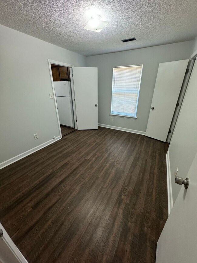 Building Photo - 3-Bedroom, 1.5-bathroom Brick Home with Garage ***RENT SPECIAL: FIRST MONTH FREE RENT!!!***