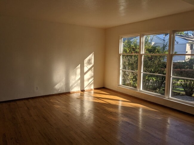 Building Photo - Beautiful 2 bedroom Townhome