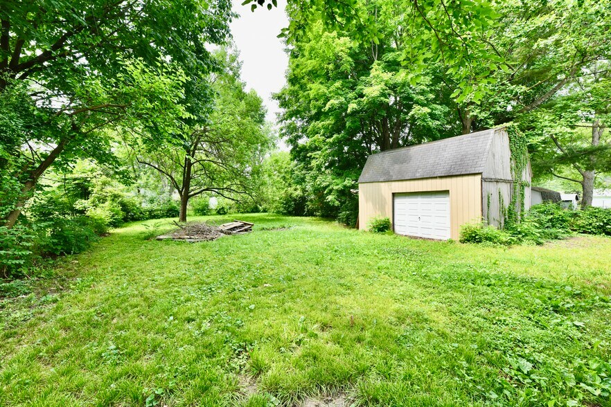 Building Photo - 5831 Suburban Dr