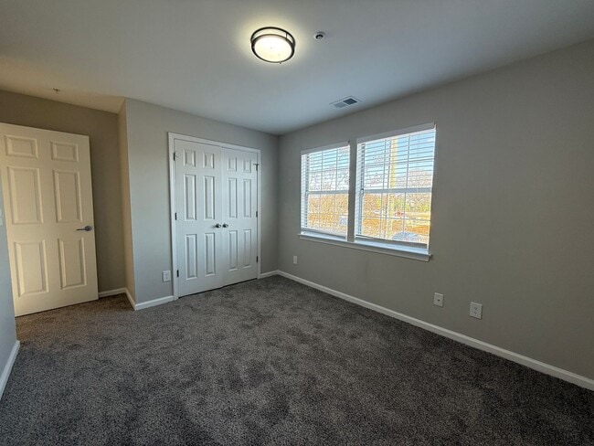 Building Photo - Move-In Ready University Area Condo with Modern Upgrades