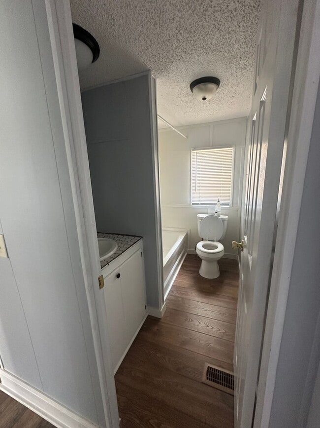 Building Photo - 1376 Fleetwood Cir