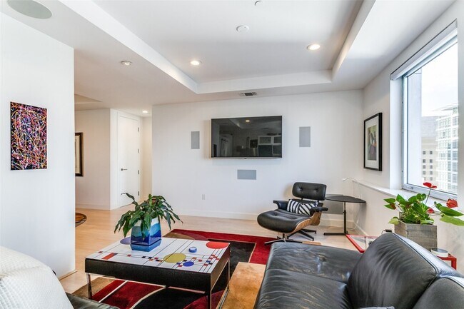 Building Photo - 1505 Elm St