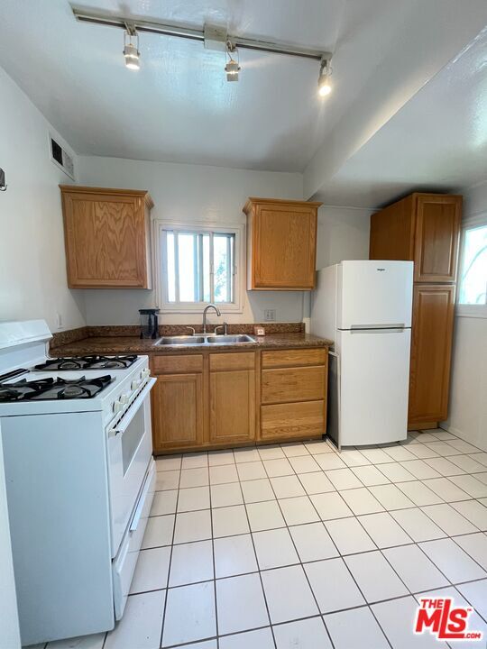 Building Photo - 843 Huntley Dr