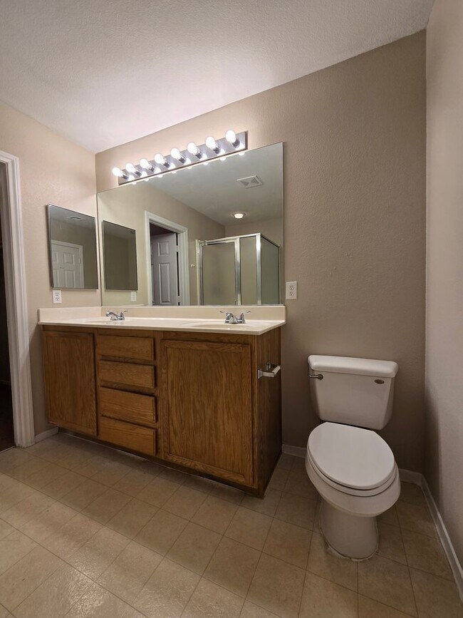Building Photo - Terrific 3 bed + Loft 2 Car Need Space? Th...