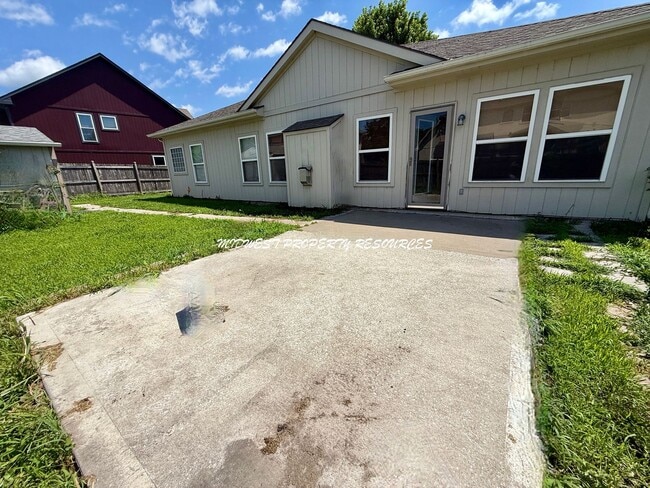 Building Photo - Beautiful 3 Bed, 2 Bath Ranch Home with Fireplace & Fenced Yard in Grandview!