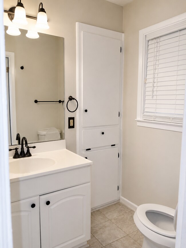Building Photo - Beautiful 3BR/2BA Home with Large Yard & Outdoor Deck | Northeast Jackson