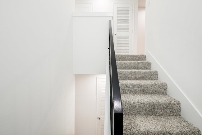 Building Photo - 305 Deer Path Lp