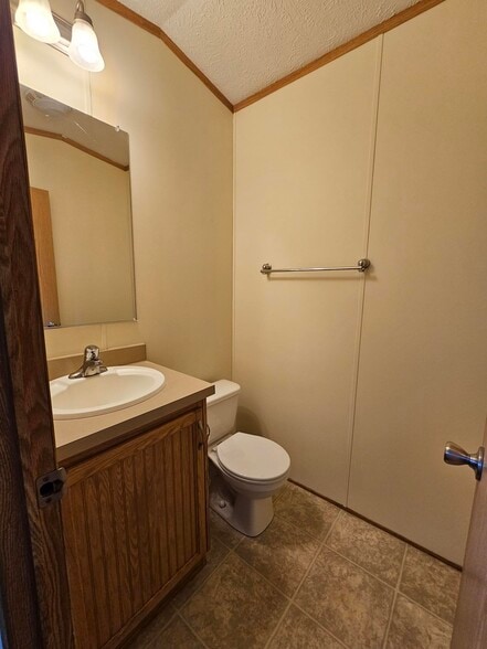 Building Photo - 27 Woodside Ln