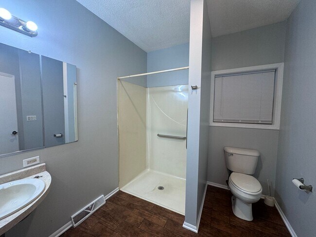 Building Photo - Available 8/1- Single Family home 2Bed 1ba...
