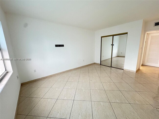 Building Photo - 400 Kings Point Dr