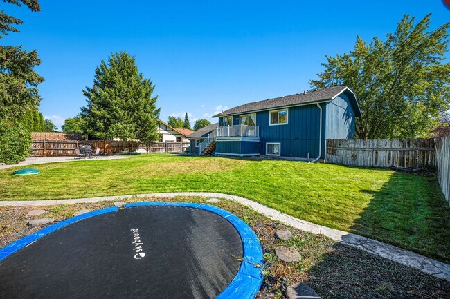 Building Photo - 13815 E Crown Ave