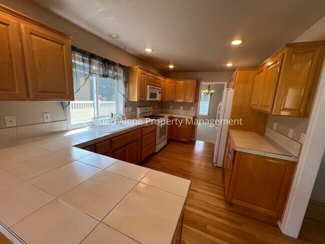 Building Photo - 2 bed, 2 bath townhouse near Avondale Golf Course!
