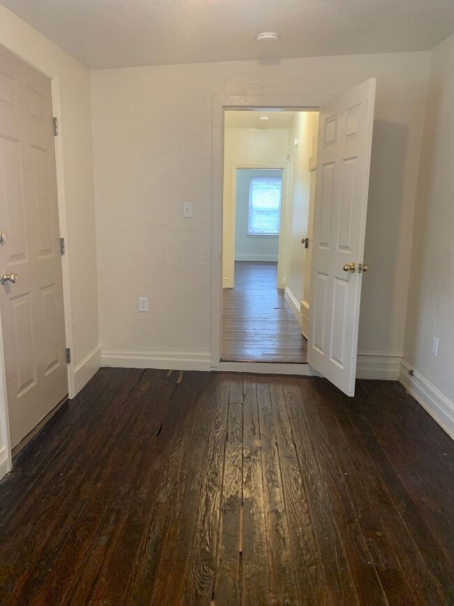 Building Photo - Semi-detached 3 bedroom 1 Bath House with Parking