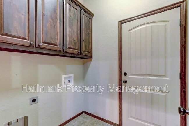 Building Photo - 920 SW 13th St