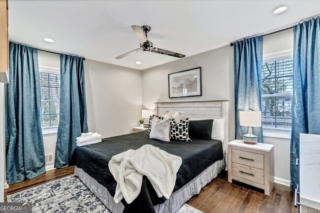 Building Photo - 2480 Powers Ferry Dr SE