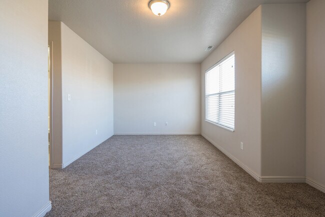 Building Photo - 3155 S Hidden Valley Dr