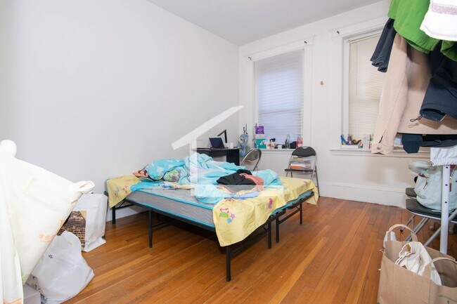 Building Photo - Great deal! 3-bed, 1 Bath in Allston on The B Line; Heat/HW Incl!
