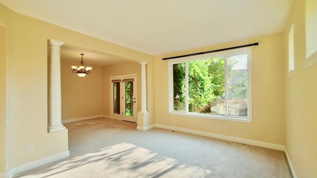 Building Photo - **$1000 OFF FIRST FULL MONTHS RENT**  Gorg...