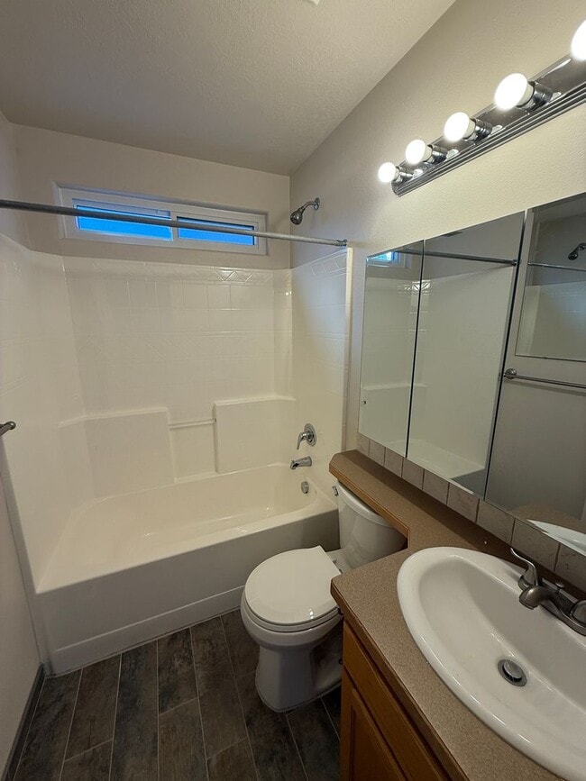 Building Photo - 3-bedroom, 2-bathroom home with an additional office