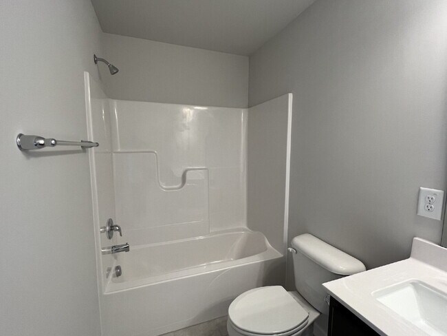 Building Photo - Lennar 3 bedroom townhouse with luxury vinyl plank floor in Ellis walk community