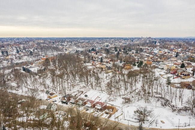 Building Photo - AVAILABLE MAY 1ST! UPDATED THROUGHOUT! 3-bedroom in Beechview!