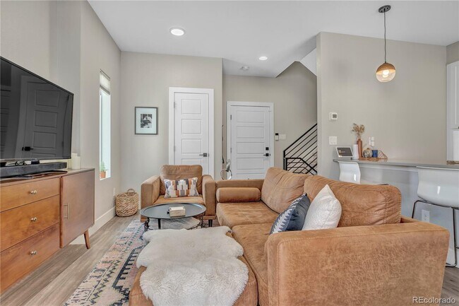 Building Photo - Spacious 3-Bed Townhouse with Finished Basement in Denver's Heart