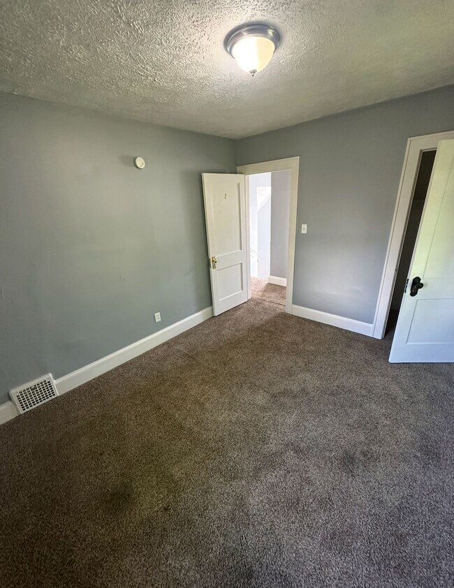 Building Photo - 4 Bed / 1 Bath Updated Floors & First-Floor Bedroom!