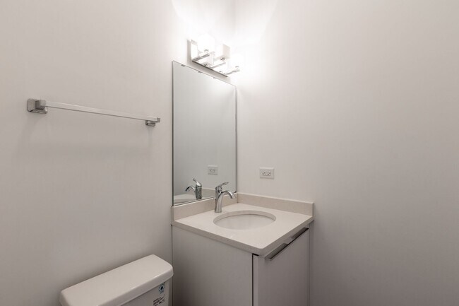 Building Photo - Spacious 3 Bed 2 Bath Duplex Up, In unit W/D in Humboldt Park!