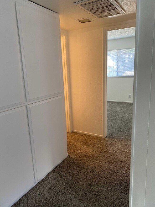 Building Photo - 4819 Suncrest Way