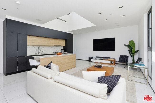 Building Photo - 1253 N Sweetzer Ave