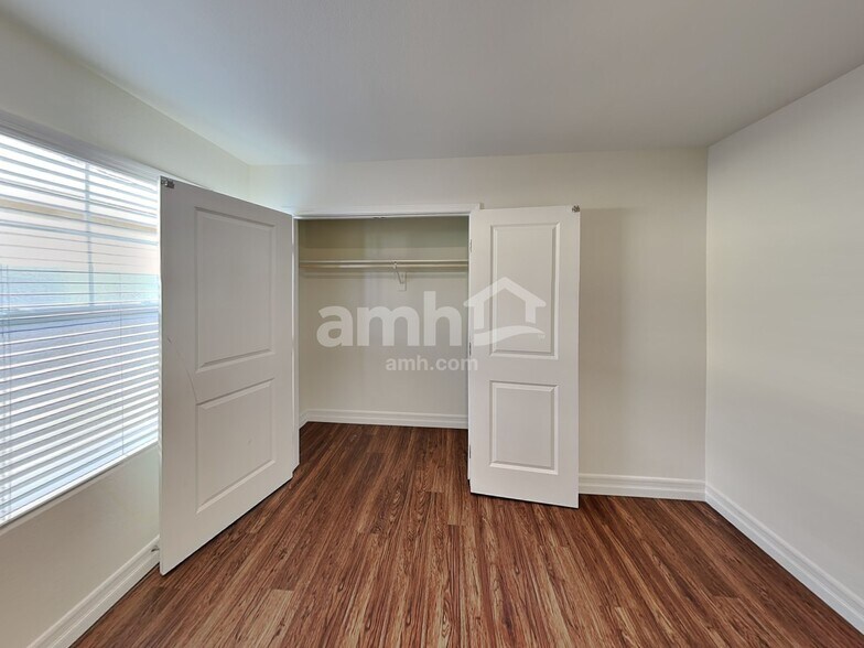 Building Photo - 9875 S Eastern Ave