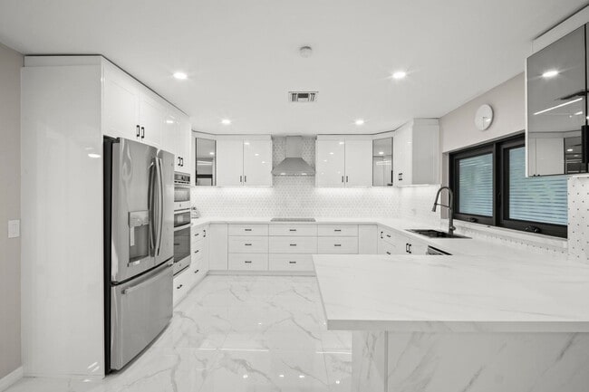 Building Photo - POOL HOME - 4 Bed / 3 Bath Annual Rental