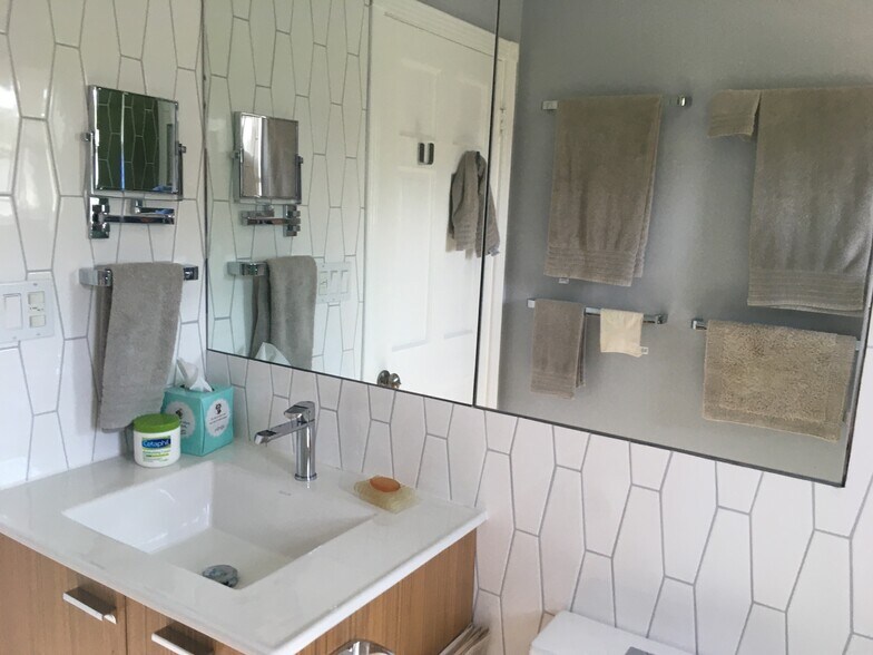 Redecorated last year - 125 Brocadero Pl