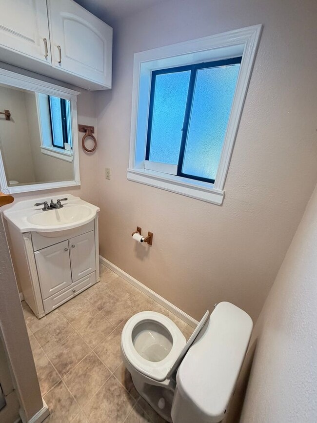 Building Photo - Newly Updated 2 Bedroom!