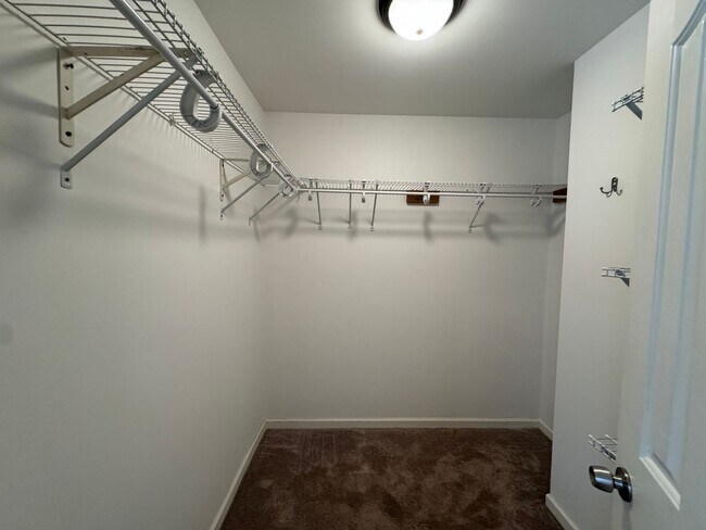 Building Photo - Move-in Ready! **Move-in Special** $250 of...