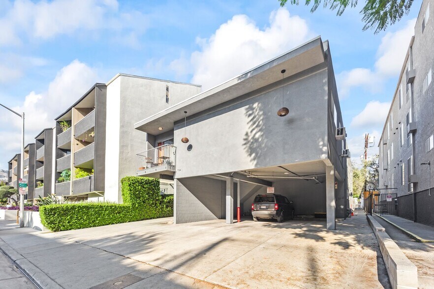 Building Photo - 714 W Knoll Dr