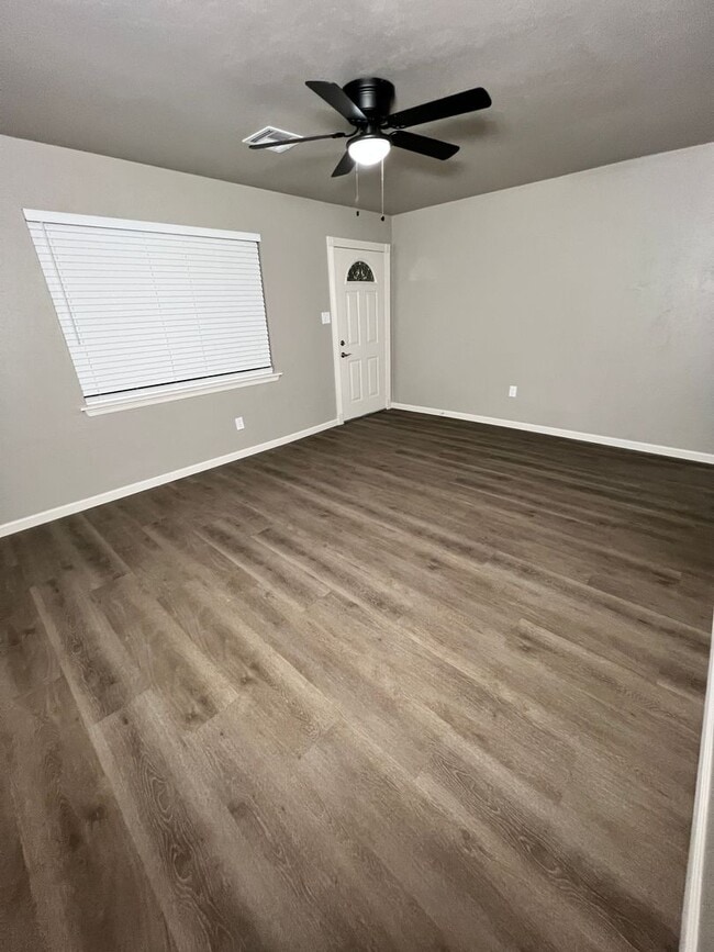 Building Photo - 134 NE Fullerton- Hot new listing!