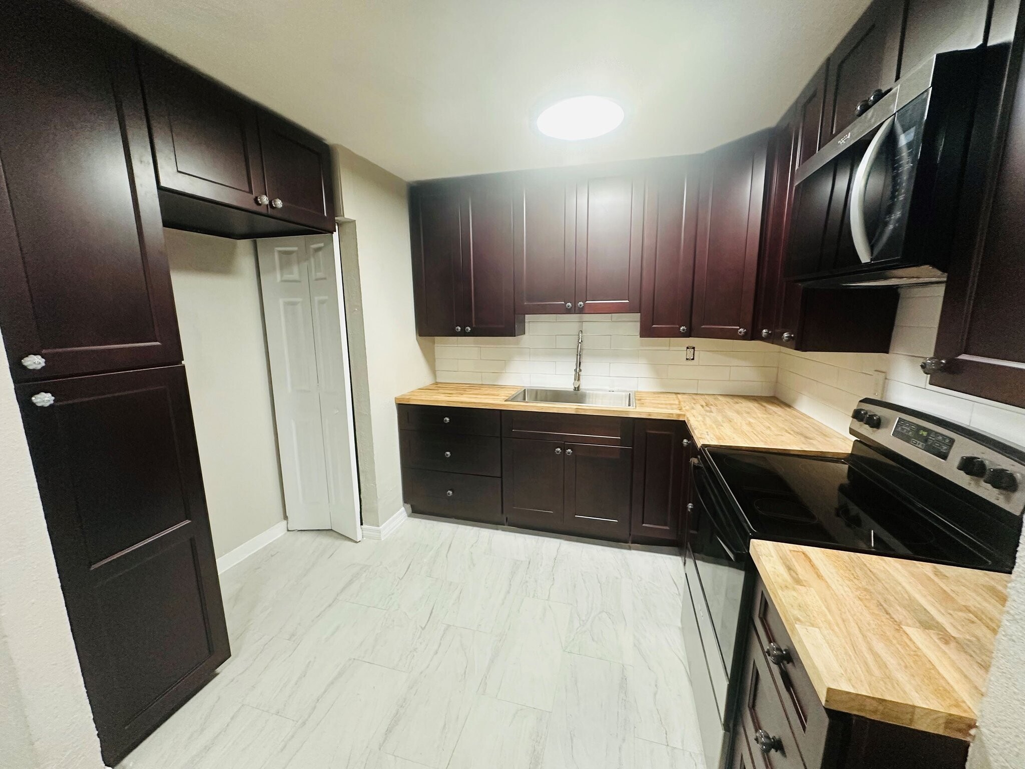 Building Photo - 7047 Ken Knight Dr E