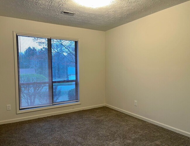 Building Photo - Spacious, Updated 3 Bed/2 Bath Ranch!