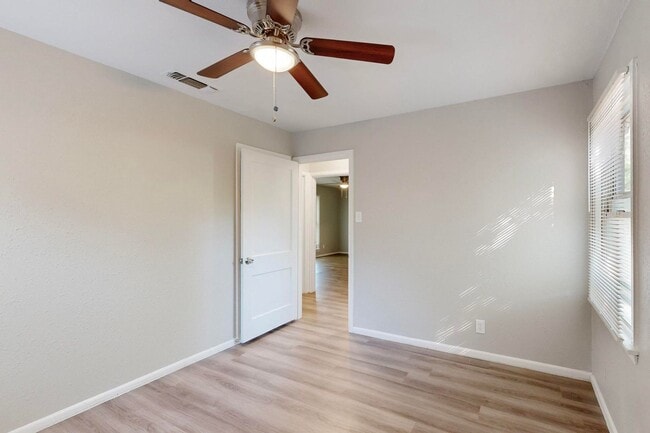 Building Photo - Charming 2-Bedroom Cottage with Big Backyard