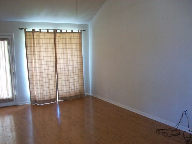 Building Photo - 601 Llama Tr