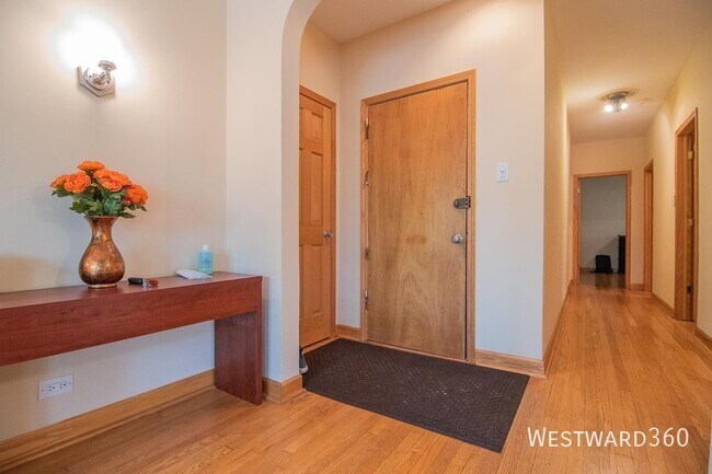 Building Photo - 821 Brummel St
