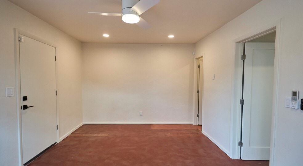 Building Photo - 2542 E Seneca St