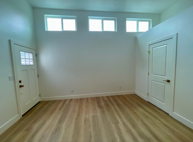 Building Photo - 727-729 2nd St