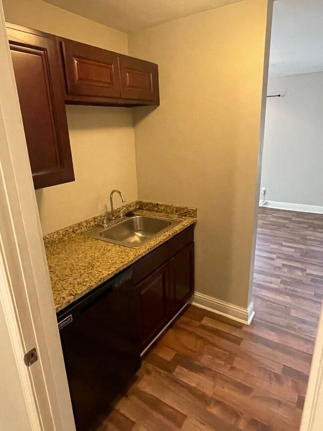 Building Photo - Renovated 1 bedroom with washer/dryer! Gated complex, centrally located.