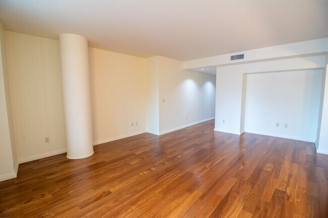 Building Photo - 1bd/1.5ba Bellevue Condo