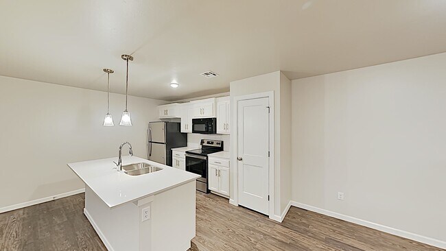 Building Photo - Beautiful 3 Bedroom 2 Bathroom Duplex Next...