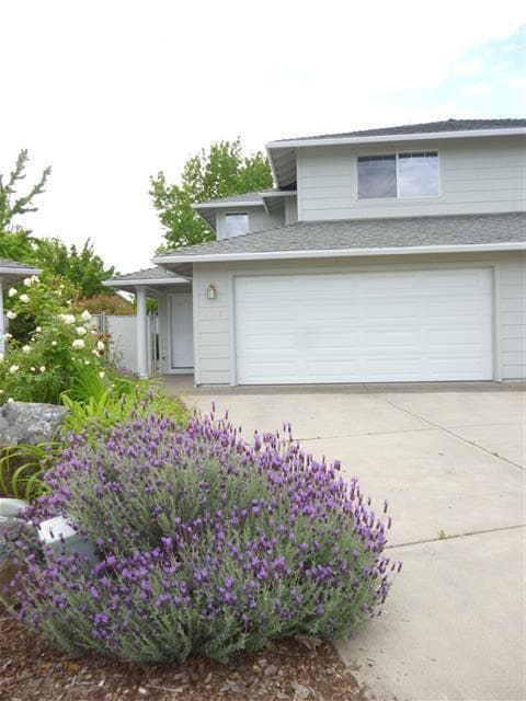 Building Photo - Great Townhouse with Large fenced Back Yar...